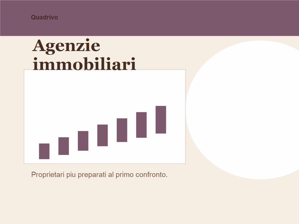 Incontro tra agente immobiliare e proprietario con documenti e tablet per una stima commerciale