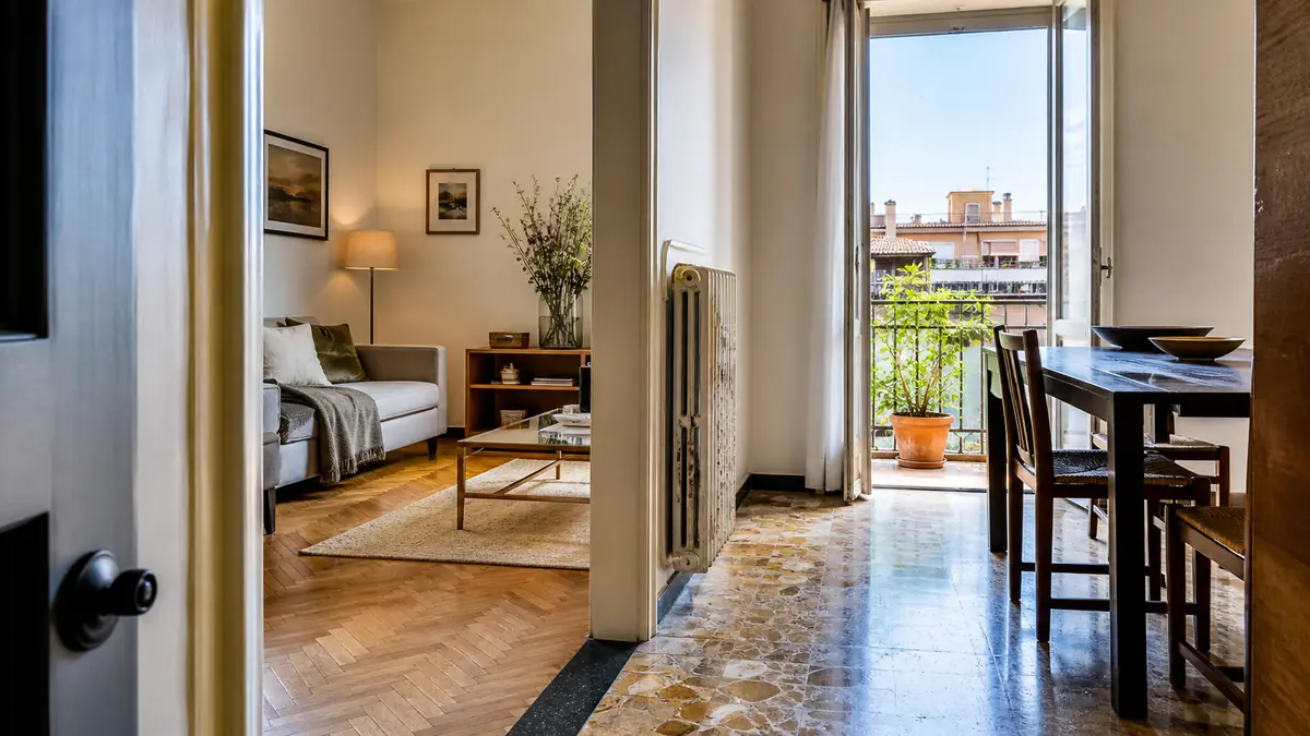 Scena editoriale realistica per casa che sembra cara anche con prezzo corretto, con casa italiana, documenti e luce naturale