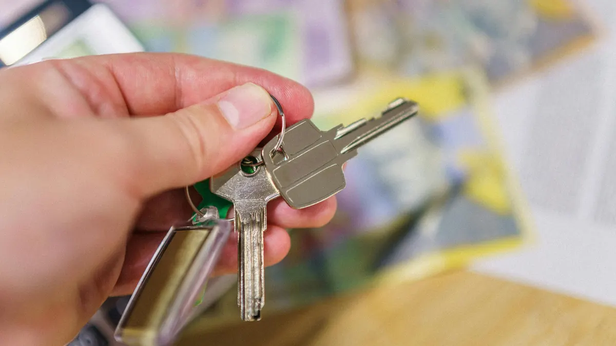 Chiavi di casa in mano con documenti e contesto finanziario sullo sfondo prima della perizia del mutuo
