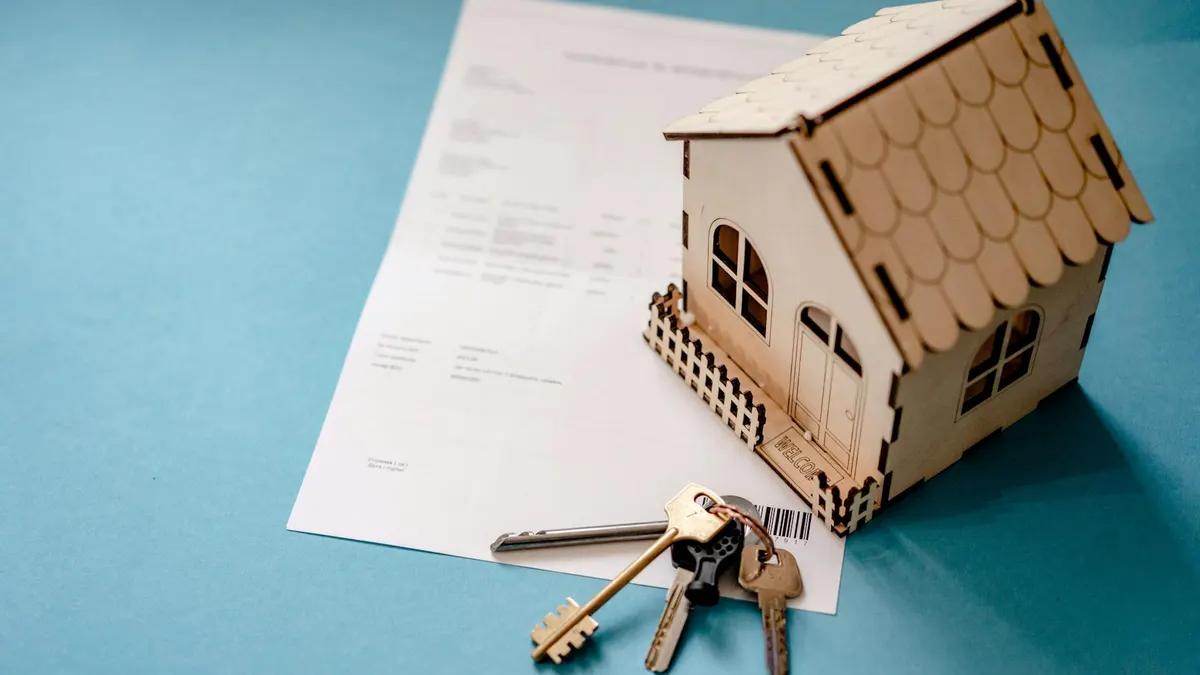 Chiavi e contratto immobiliare su un tavolo prima della firma di un preliminare tra privati